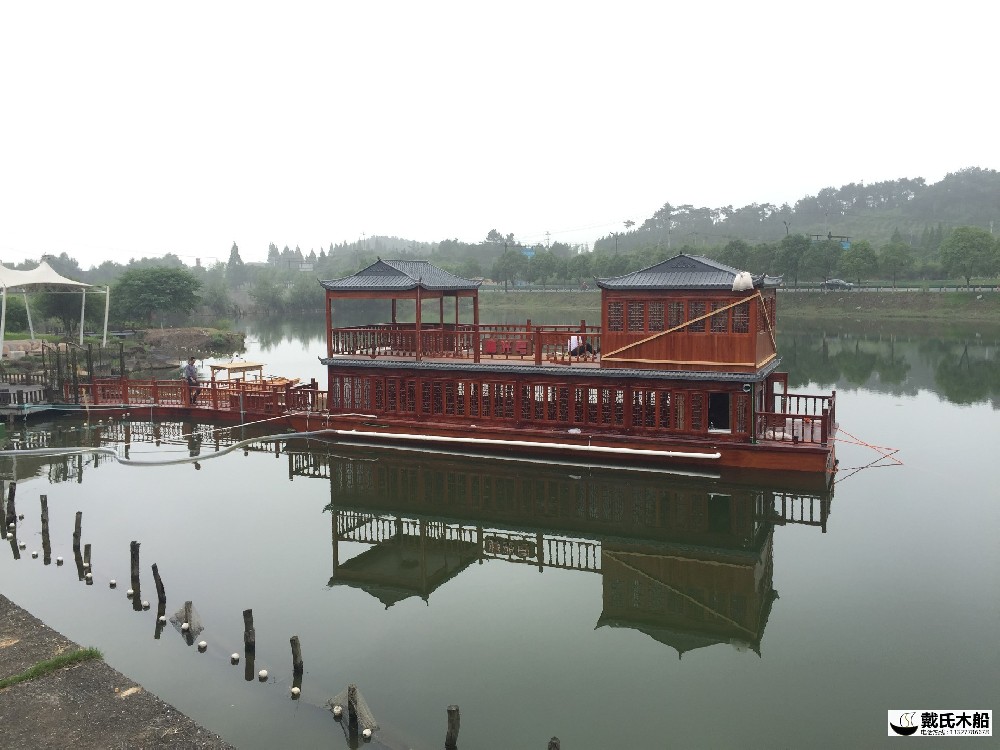 浙江杭州風情小鎮水上餐飲畫舫船 水上木頭餐廳