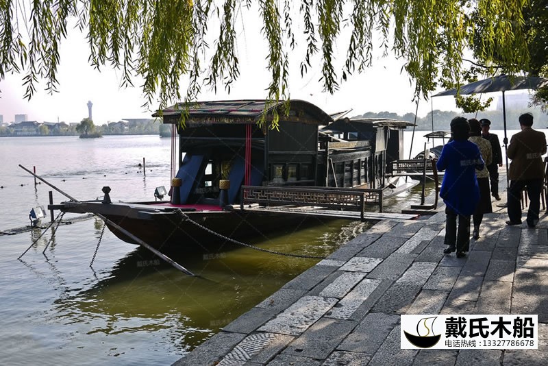 <a /></span></p><p>現在南湖革命紀念船停泊處岸上，建有一座“訪蹤亭”，亭內樹立董必武詩碑，亭額“訪蹤亭”三字由楊尚昆題寫。</p><p><br/></p><p>南湖歷來是江南著名的游覽勝地，以前湖中多畫舫、精舫、唱曲船、絲網船、網船、擋板船、赤壁(膊)船、小洋船、公渡船數種，以供載游客游湖。</p></div>
	<div class=